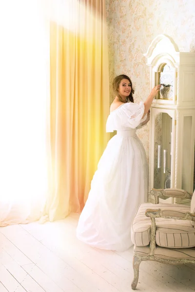 Mujer vistiendo vestido blanco hermoso vintage —  Fotos de Stock