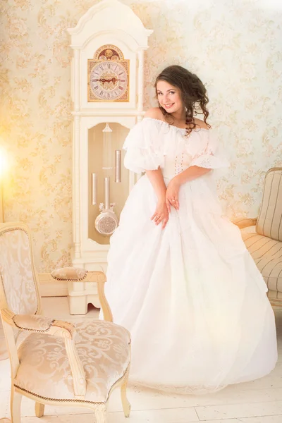 Mujer vistiendo vestido blanco hermoso vintage —  Fotos de Stock