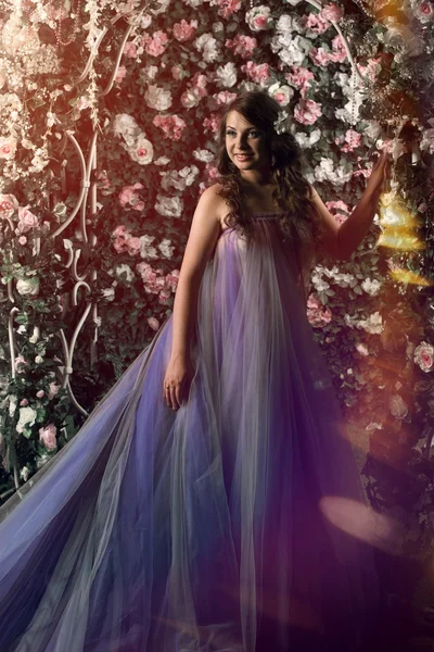 Kvinna som står i violett lång klänning — Stockfoto