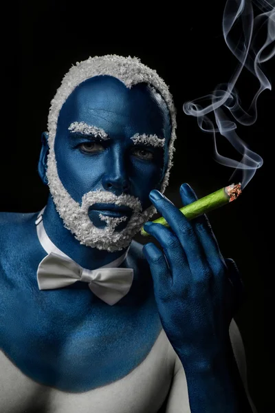 Homem de cor azul sigar fumar — Fotografia de Stock