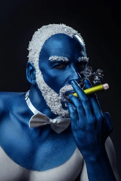 Ο άνθρωπος σε μπλε χρώμα για καπνίζοντες sigar — Φωτογραφία Αρχείου