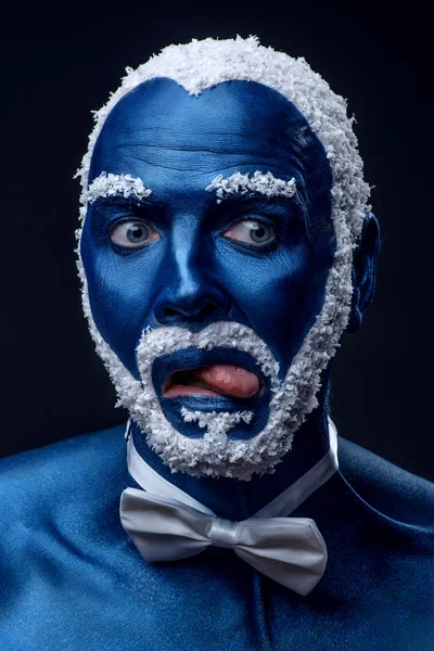 Homem pintado na cor azul grimacing — Fotografia de Stock