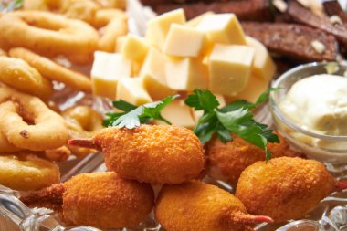 Arka plandaki tabakta bira atıştırmalıkları, kapatın.