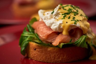 Pastırmalı ve mazzarella peynirli sıcak sandviç.