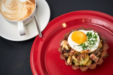 Domuz pastırmalı patates, yumurta ve bir fincan kahve molası.