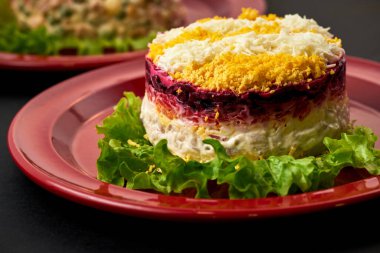 Geleneksel yeni yıl salatasının altında bir kürk manto.