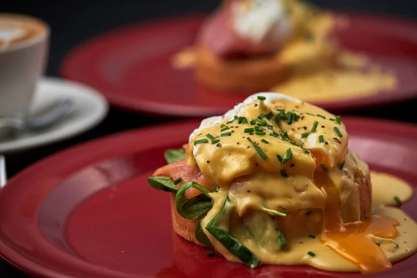 Sanduíche Quente Com Bacon Queijo Mazzarella Uma Xícara Café — Fotografia de Stock