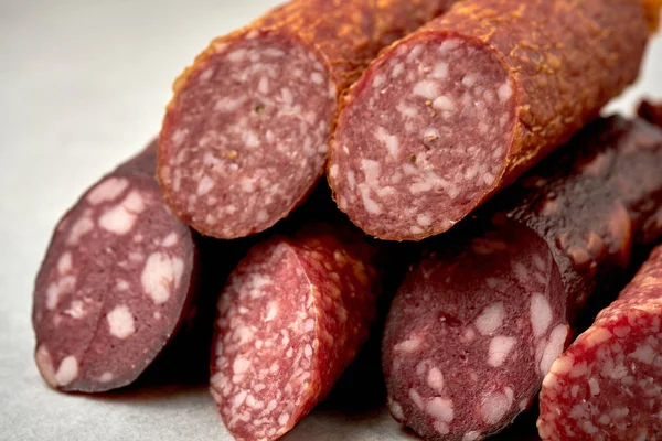 Savoureuses Saucisses Fumées Sur Fond Gros Plan — Photo