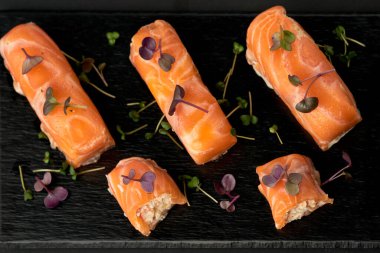 Arka planda lezzetli doldurulmuş somon balığı, kapat.