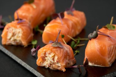 Arka planda lezzetli doldurulmuş somon balığı, kapat.