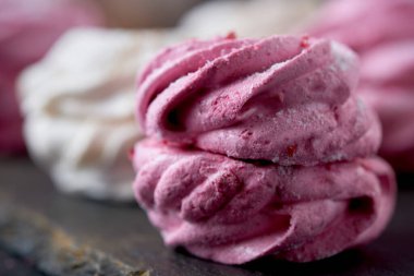 Beyaz ve pembe şekerlemeler arka planda lezzetli, yakın plan.