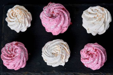 Beyaz ve pembe şekerlemeler arka planda lezzetli, yakın plan.