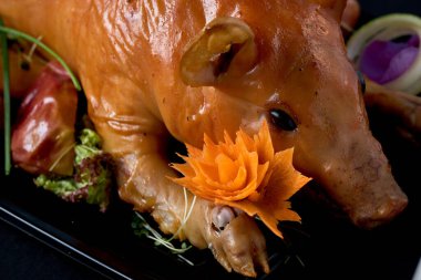 Tüm fırınlanmış domuz yavrusu arka planda, kapat