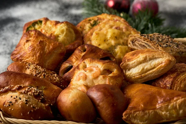 크리스마스에 만들어 빵들을 배경으로 가까이 다가가다 스톡 사진