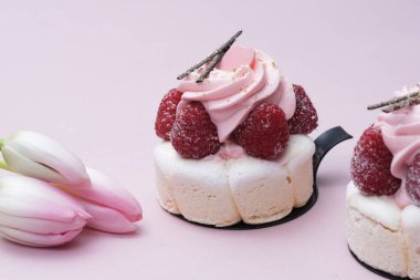 Sevgililer günü için taze ahududulu kalp şeklinde kekler.