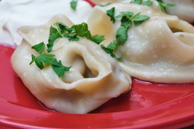 Pembe arka planda el yapımı hamur tatlısı, kapat.