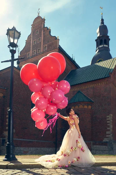 Schöne Mode Frau Kleid Mit Luftballons Der Stadt — Stockfoto