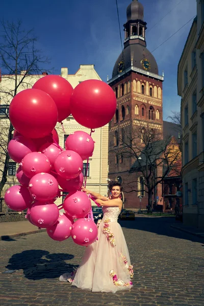Mulher Moda Bonita Vestido Com Balões Cidade — Fotografia de Stock