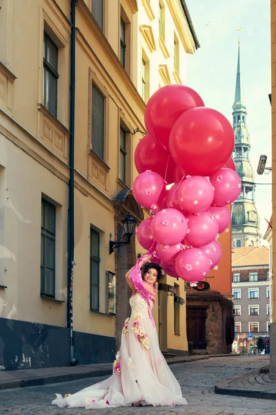 Gyönyörű Divat Ruhában Lufikkal Városban — Stock Fotó