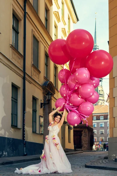 Krásná Módní Žena Šatech Balónky Městě — Stock fotografie