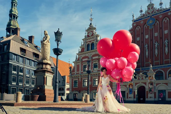 Beautiful Fashion Woman Dress Balloons City — Stock Photo, Image
