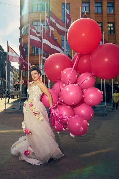 Belle Femme Mode Robe Avec Des Ballons Ville — Photo