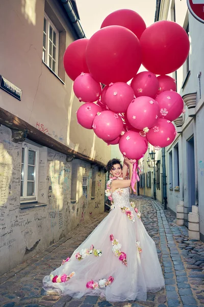 Krásná Módní Žena Šatech Balónky Městě — Stock fotografie