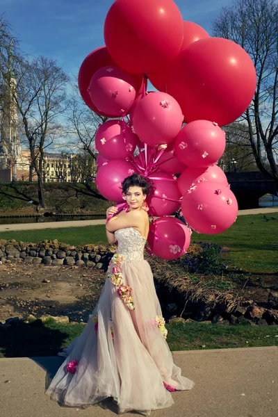 Belle Femme Mode Robe Avec Des Ballons Ville — Photo