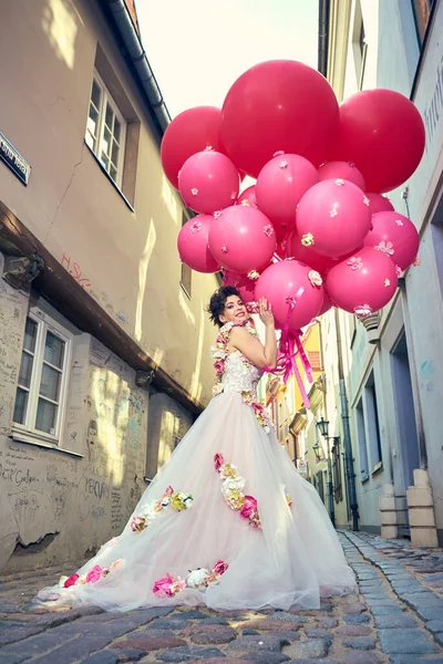 Hermosa Mujer Moda Vestido Con Globos Ciudad —  Fotos de Stock