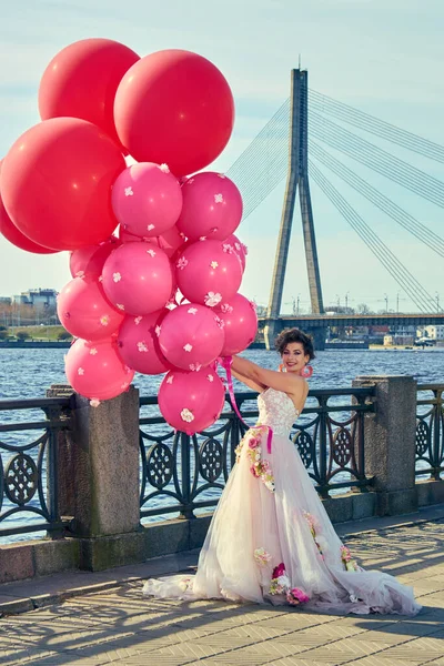 Vacker Mode Kvinna Klänning Med Ballonger Staden — Stockfoto