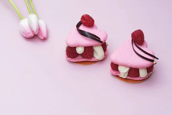 Herzförmige Kuchen Mit Frischen Himbeeren Für Verliebte Zum Valentinstag lizenzfreie Stockfotos