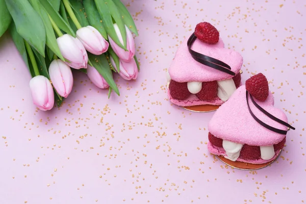 Herzförmige Kuchen Mit Frischen Himbeeren Für Verliebte Zum Valentinstag Stockbild