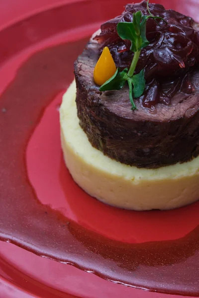 Gebackenes Rindfleisch Mit Ziegenkäse Hintergrund Nahaufnahme Stockbild