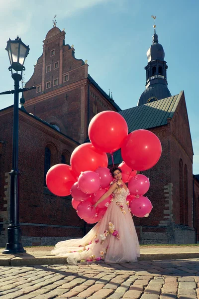 Красивая Женщина Моды Платье Воздушными Шарами Городе Лицензионные Стоковые Фото
