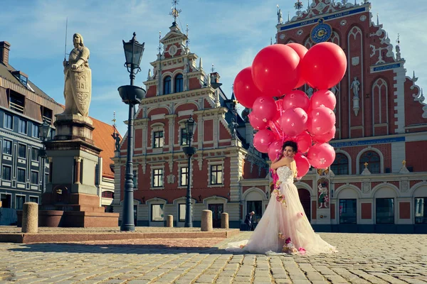 Schöne Mode Frau Kleid Mit Luftballons Der Stadt Stockfoto