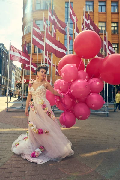 Şehirde Balonları Olan Güzel Moda Kadını Stok Resim