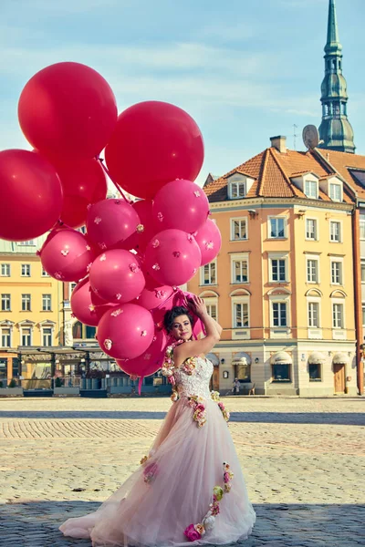 Hermosa Mujer Moda Vestido Con Globos Ciudad Imágenes de stock libres de derechos