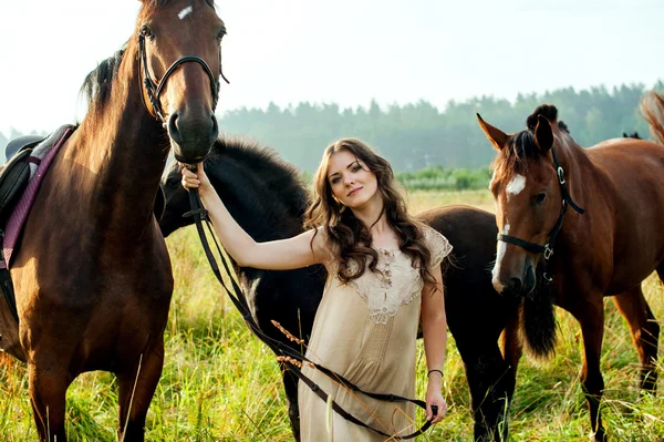 Krásná žena s koňmi — Stock fotografie