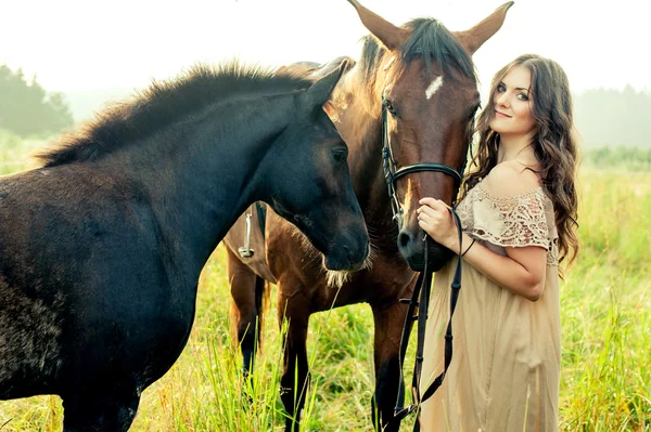 Mujer bonita con caballos —  Fotos de Stock