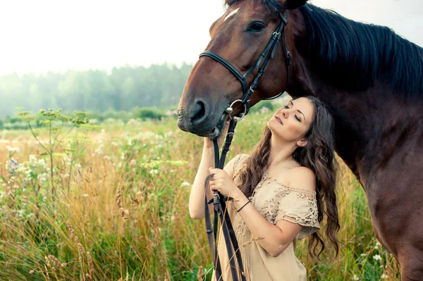 Krásná žena s koněm — Stock fotografie