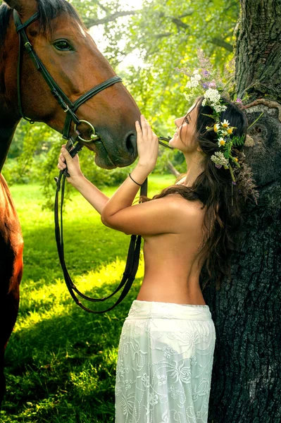 Vrij naakte vrouw met paard — Stockfoto