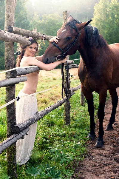 Αρκετά γυμνή γυναίκα με άλογο — Φωτογραφία Αρχείου