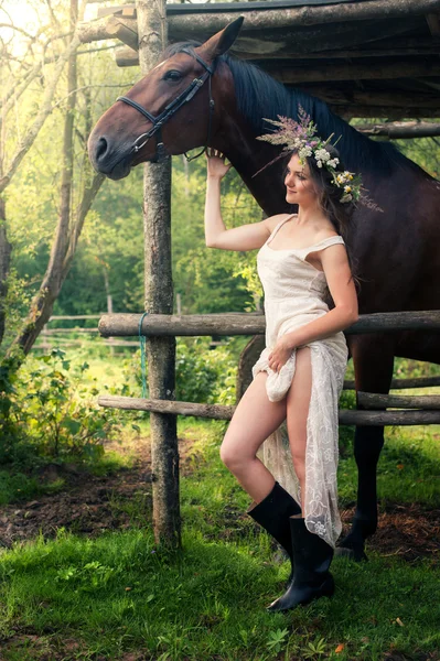 Bruneta žena s koněm — Stock fotografie