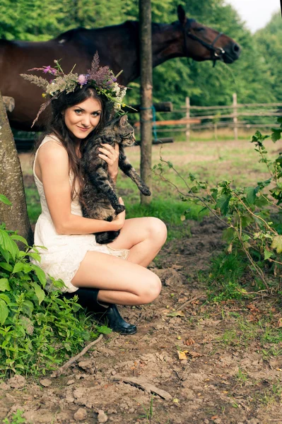 Mujer bonita en corona de flores con gato —  Fotos de Stock