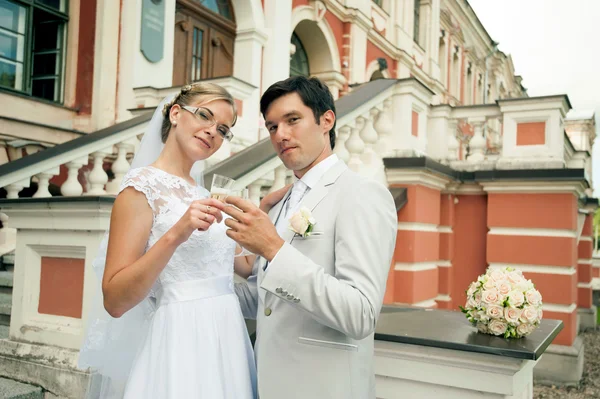 Romantiska bruden och brudgummen — Stockfoto