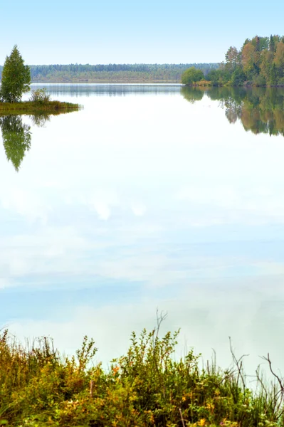 Herfstlandschap met rivier — Stockfoto