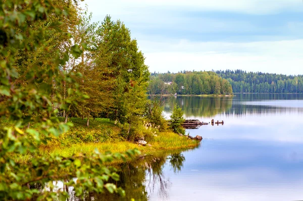 Höstlandskap med älv — Stockfoto