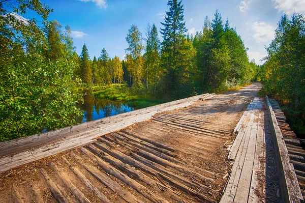 Herfstlandschap met rivier — Stockfoto