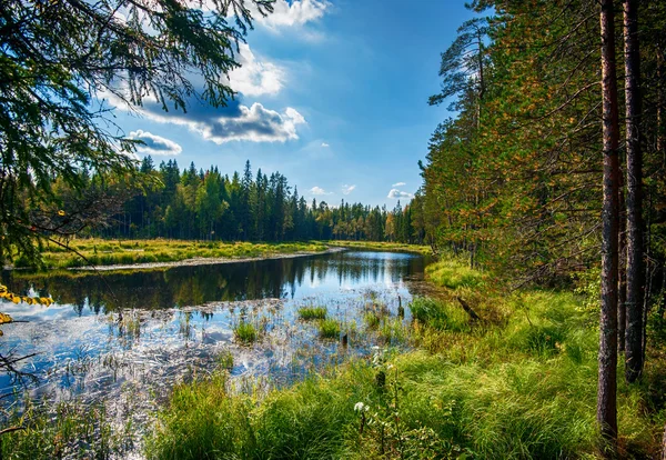 Herbstlandschaft mit Fluss — Stockfoto