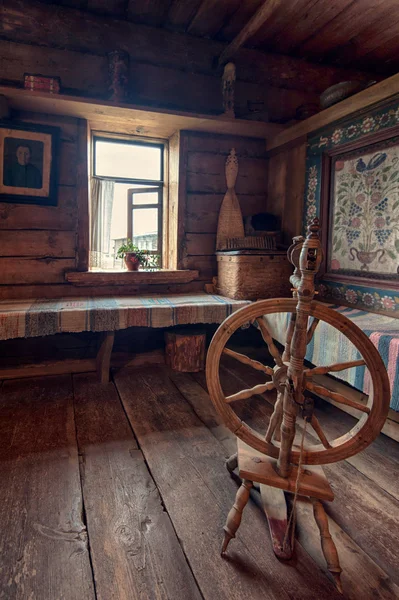 Interno della casa tradizionale in legno — Foto Stock